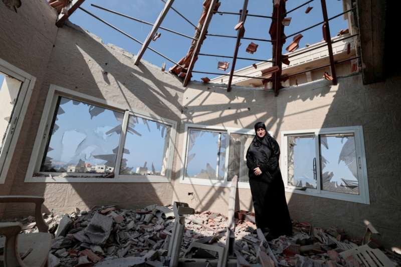 لبنانيو الجنوب.. منازل مدمرة بالقصف الإسرائيلي وبكاء على أطلالها (صور)