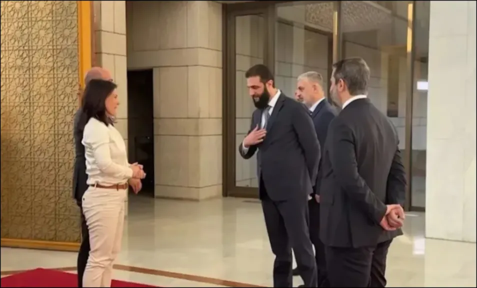 الشرع يرفض مصافحة مسؤولة غربية