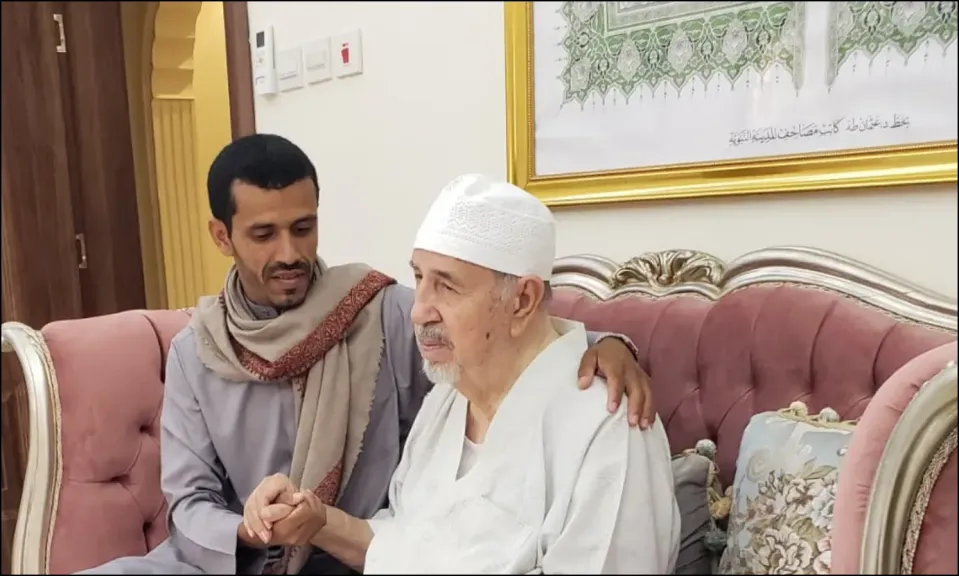 حوار خاص | حين يكتب القلب قبل القلم.. الخطاط الدكتور حسن البكولي ينجز كتابة 25 جزءًا من القرآن الكريم .. ننشر تفاصيل الرحلة بين رهبة الوحي وجمال الحرف