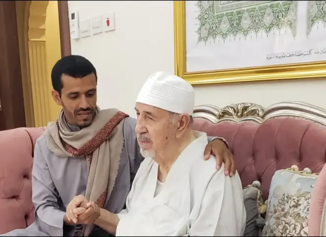 حوار خاص | حين يكتب القلب قبل القلم.. الخطاط الدكتور حسن البكولي ينجز كتابة 25 جزءًا من القرآن الكريم .. ننشر تفاصيل الرحلة بين رهبة الوحي وجمال الحرف