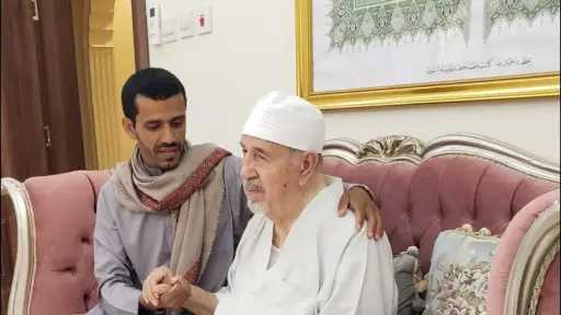 حوار خاص | حين يكتب القلب قبل القلم.. الخطاط الدكتور حسن البكولي ينجز كتابة 25 جزءًا من القرآن الكريم .. ننشر تفاصيل الرحلة بين رهبة الوحي وجمال الحرف