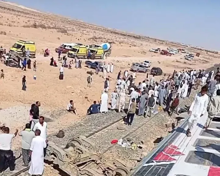 كارثة في مصر .. عشرات القتلى والمصابين في حادث انقلاب قطار بمطروح فيديو وصور