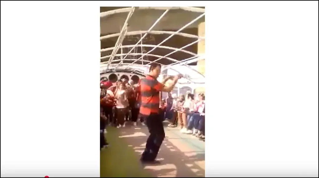 بالفيديو .. مدرس يرقص كما النساء في رحلة نيلية ويعلم التلميذات فنون الرقص