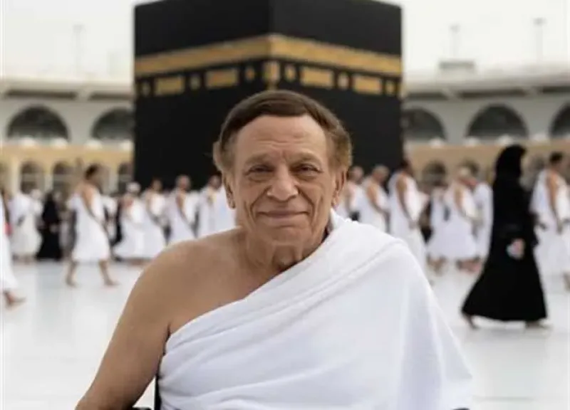 عادل إمام يؤدي مناسك العمرة على كرسي متحرك .. إليك القصة