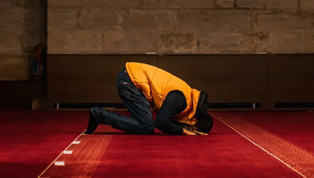 الصلاة بصوت إمام في الراديو