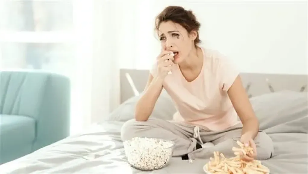 كيف تتغلّبين على الجوع العاطفي بطريقة ذكية وصحية