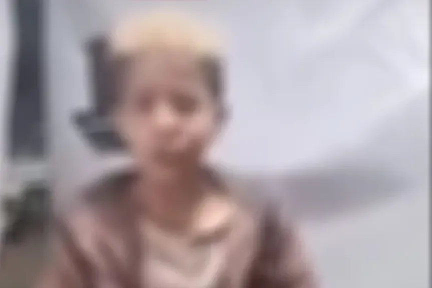 فيديو لطفل يلوح بسلاح أبيض ويتلفظ بعبارات خارجة في مصر .. ما... فيديو لطفل يلوح بسلاح أبيض ويتلفظ بعبارات خارجة في مصر .. ما القصة؟