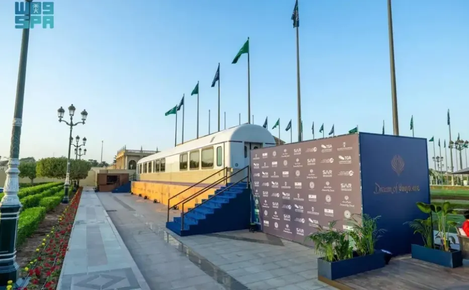 جولة حصرية داخل حلم الصحراء: أول قطار فاخر 5 نجوم في الشرق... جولة حصرية داخل حلم الصحراء: أول قطار فاخر 5 نجوم في الشرق الأوسط ينطلق رسمياً في هذا الموعد