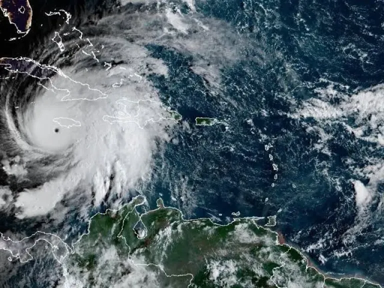 إعصار ”ميليسا” يضرب جامايكا ويدفع ترامب لإعلان الاستعداد الفوري لتقديم المساعدة إعصار ”ميليسا” يضرب جامايكا ويدفع ترامب لإعلان الاستعداد الفوري لتقديم المساعدة