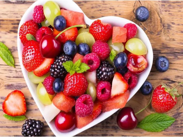 4 فواكه تقي من أمراض العمر وإجهاد الشاشات للعين.. تعرف عليها