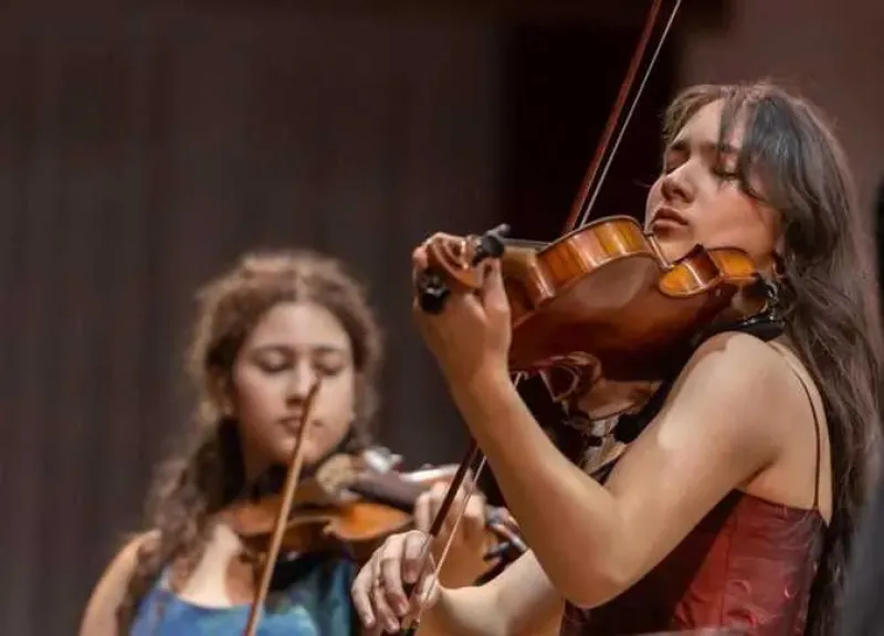 تألق حفيدتي عبد الرحمن أبو زهرة: ”مريم وأميرة” تعزفان على الكمان في افتتاح المتحف الكبير وتتصدران الترند