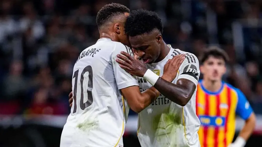 فينيسيوس جونيور يفسد ليلة مبابي التاريخية بإهدار ركلة الجزاء.. التفاصيل كاملة