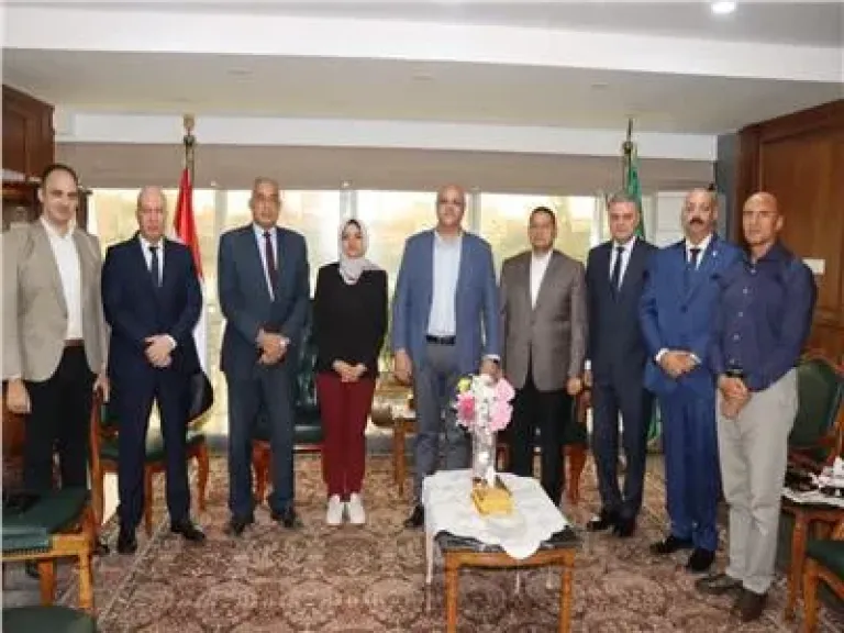 تواجد ميداني وحياة كريمة للمواطن.. توجيهات «محافظ القليوبية» في اجتماع رؤساء المدن الجدد