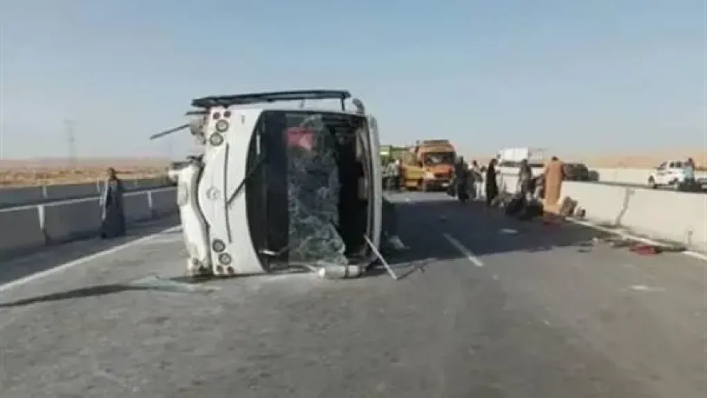 مصر: إصابة 25 مواطنًا في حادث انقلاب أتوبيس بطريق العاصمة الإدارية