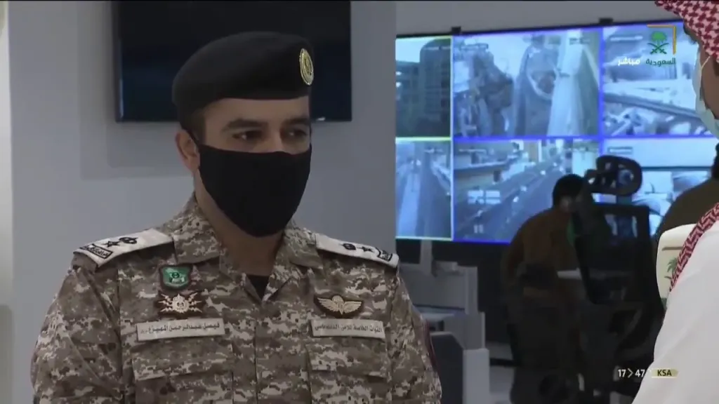 فيديو تعامل شرطي مع رجل وسيدة في الحرم المكي يثير جدلاً واسعًا والسعودية تعلن ضبط المخالف واستكمال التحقيقات