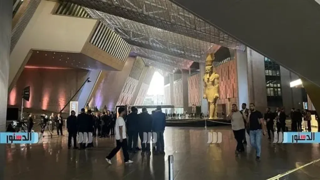 زوار المتحف المصري الكبير يعيشون تجربة فريدة لمشاهدة أعمال الترميم مباشرة