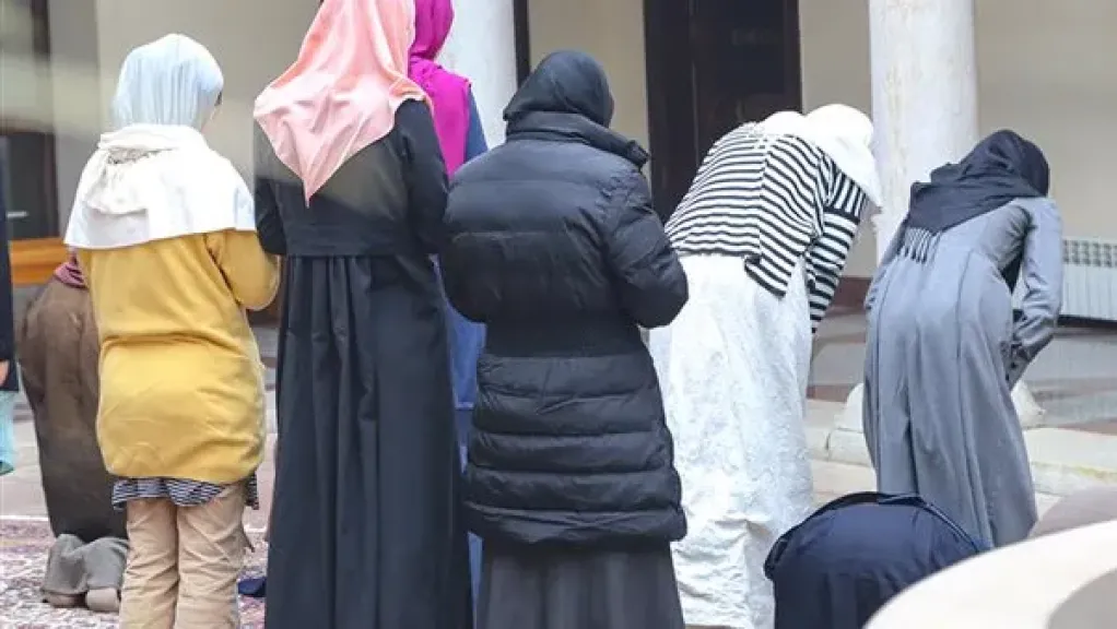 ما حكم صلاة المرأة في المكتب أمام الرجال؟.. الإفتاء المصرية تجيب