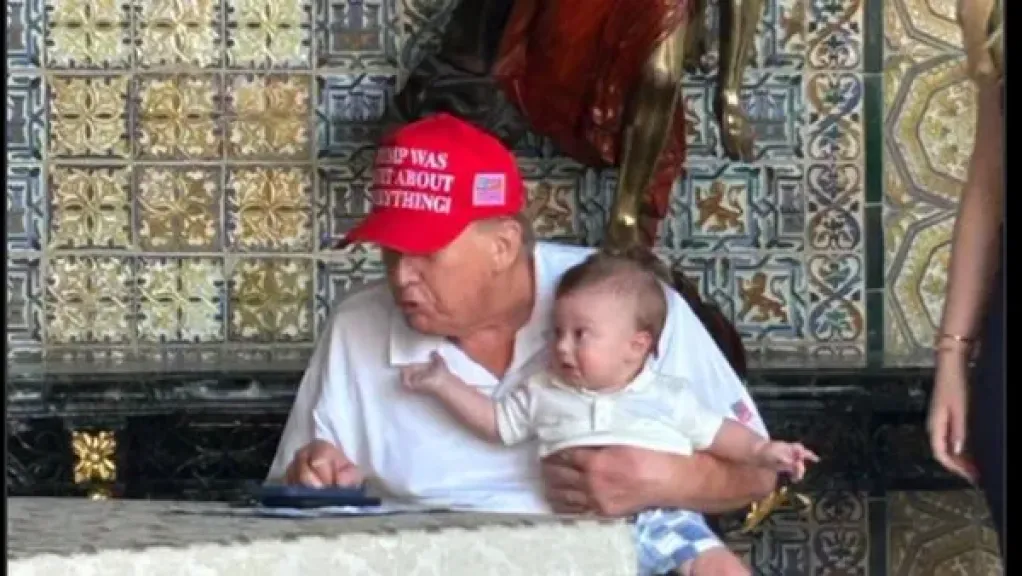 أحدث ظهور لترامب وهو يحمل حفيده ألكسندر