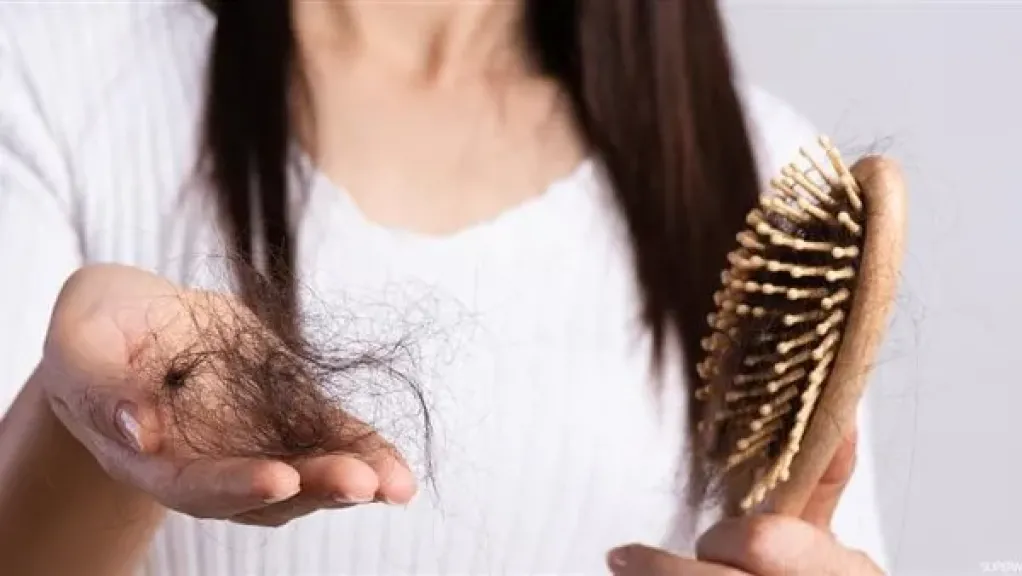 هذه الأخطاء اليومية تجعل شعرك يتساقط.. توقفي عنها فورًا