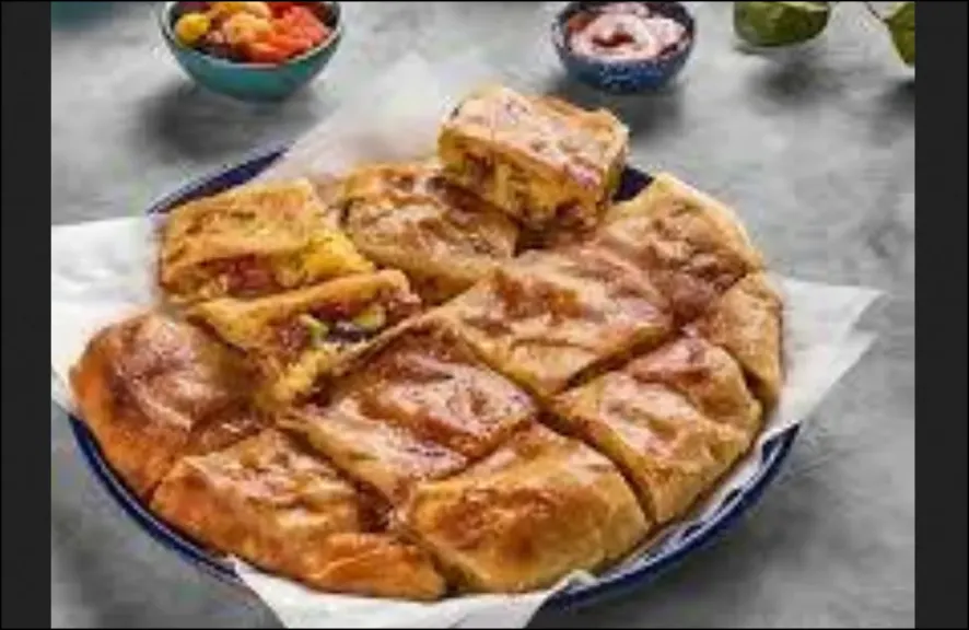 وجبة سريعة ومضمونة على مائدة البيت.. فطائر السجق بخطوات سهلة وطعم لا يُقاوم