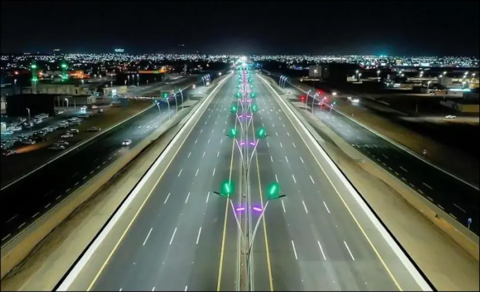 السعودية تعتمد تقنية ذكية تغيّر لون وشكل الأسفلت.. مكاسب بمليارات الريالات