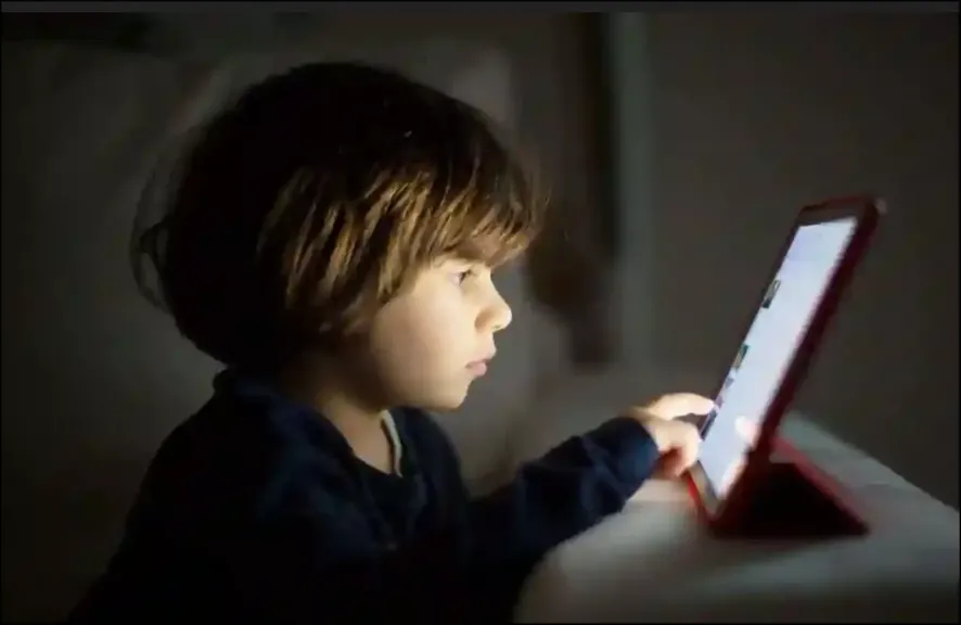 تحذير عاجل من إدمان الأطفال للهواتف.. تعوق نمو المخ والنطق