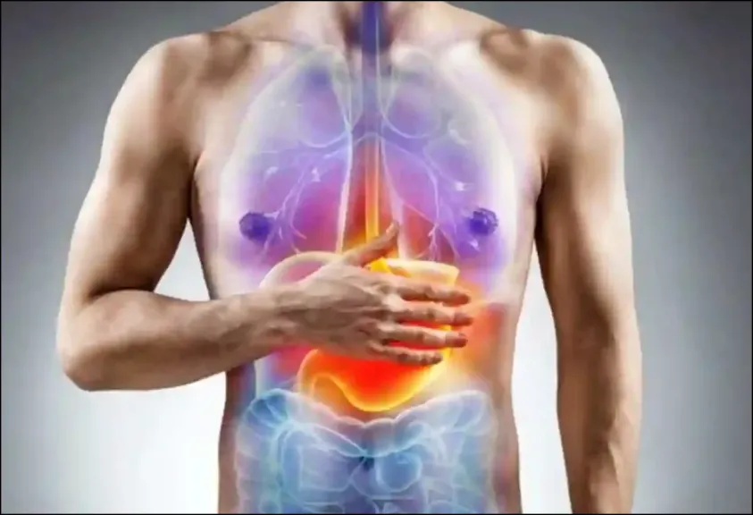 وداعًا لانتفاخ الصيف المزعج.. كيف تفسد عادات يومية بسيطة راحتك الهضمية دون أن تدري؟