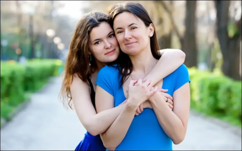 كيفية معاملة الأم مع ابنتها في فترة المراهقة .. دليل تربوي عملي لعبور المرحلة الأصعب بسلام